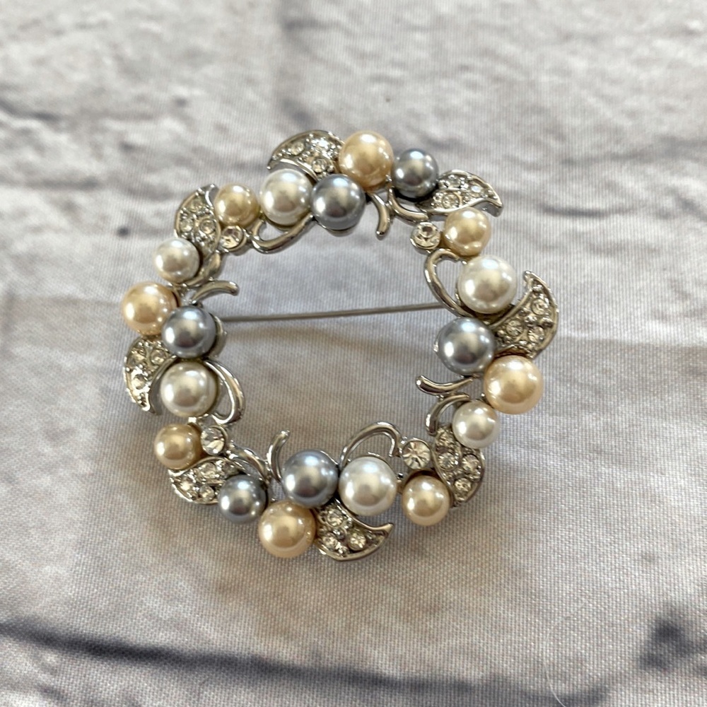 Suspicion Silver Vintage wreath shape 1.5X1.5 brooch